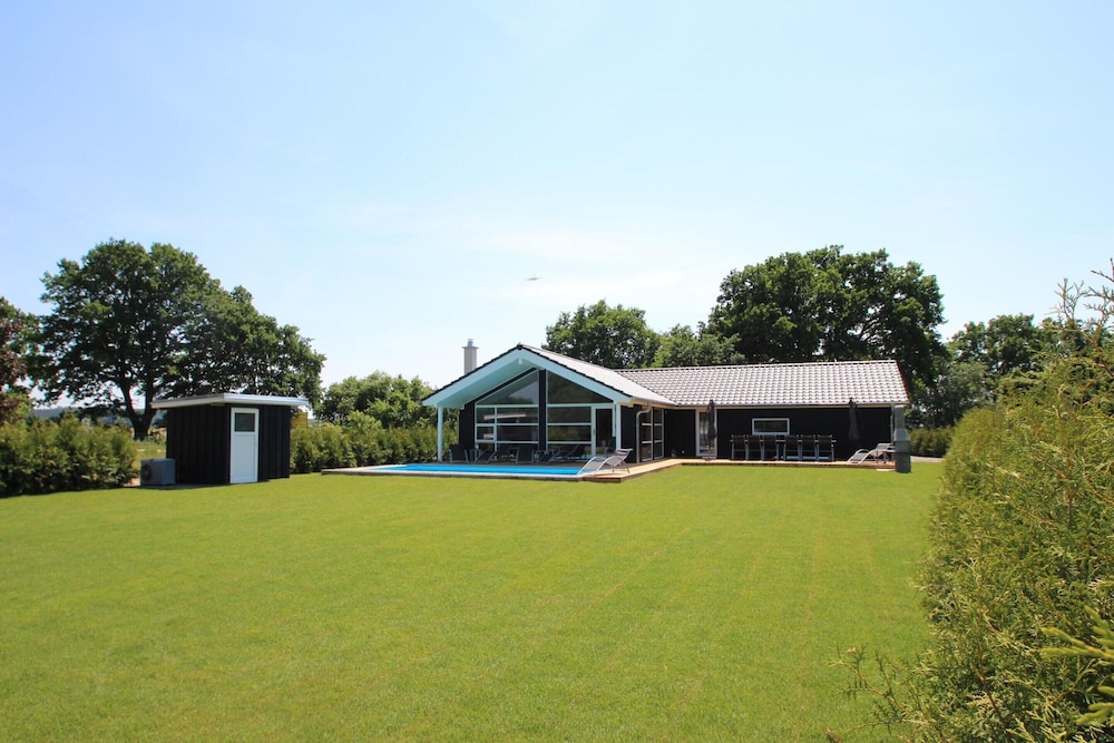 Ferienhaus mit Pool und Sauna am Duemmer See