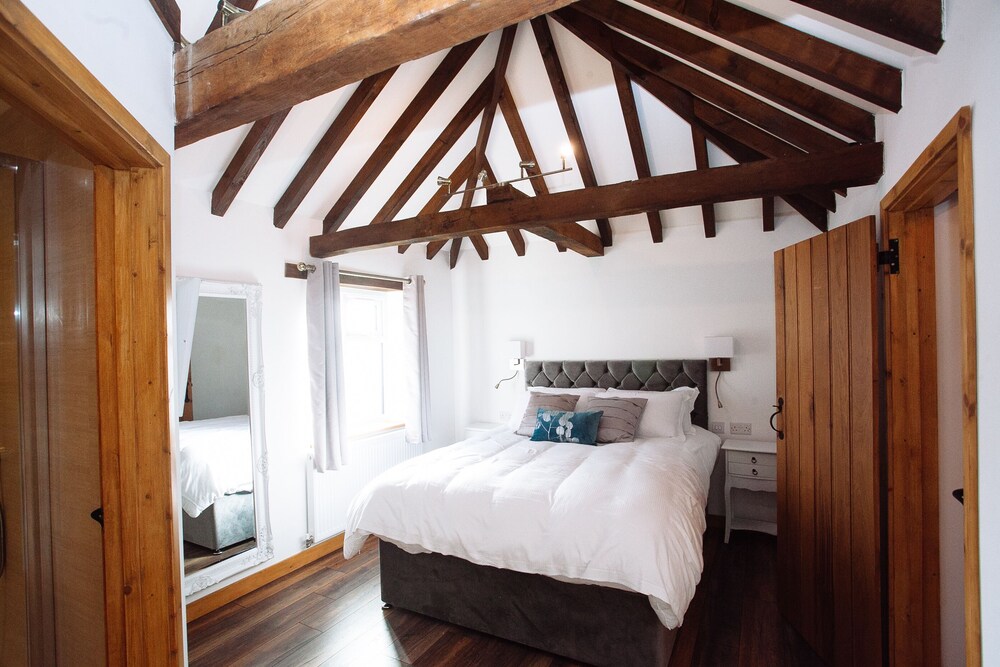 Flint Cottage - Sleeps 6 - Private Woodland view 3