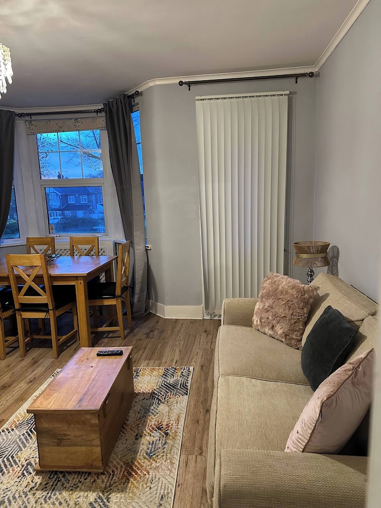 Bright Open-plan Apartment in Welling, South East London
