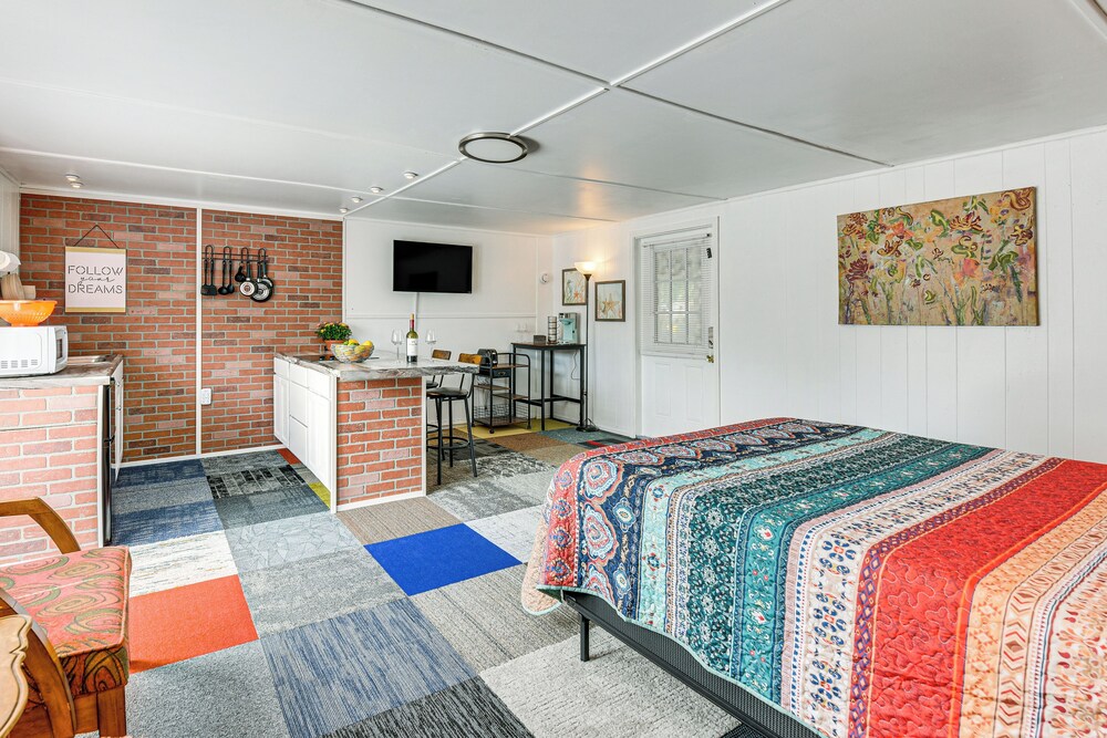 Fort Walton Beach Studio w/ Shared Pool & Patio!