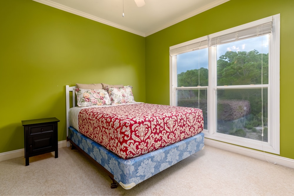 Sunny Side Up - 310 Audubon 4 Bedroom Home by RedAwning