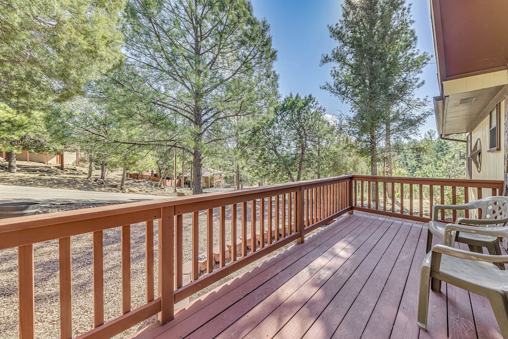 1 Mi to Downtown Ruidoso: Peaceful Forested Cabin!