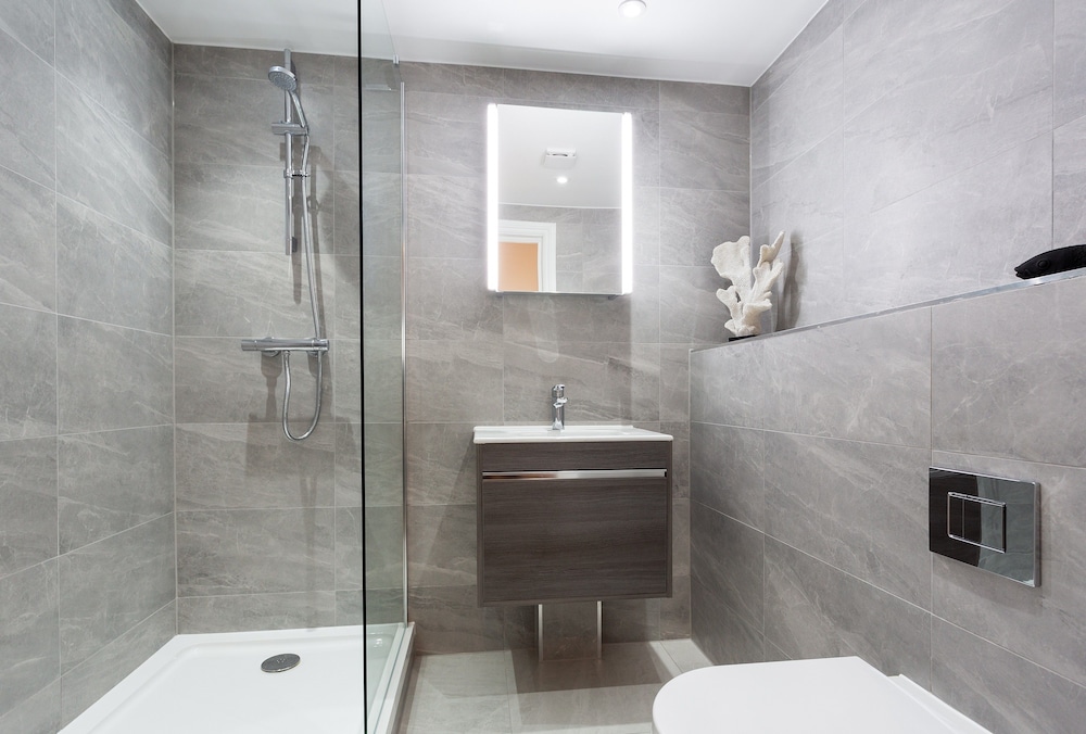 The Carlyle - Elegant Serviced Apartments