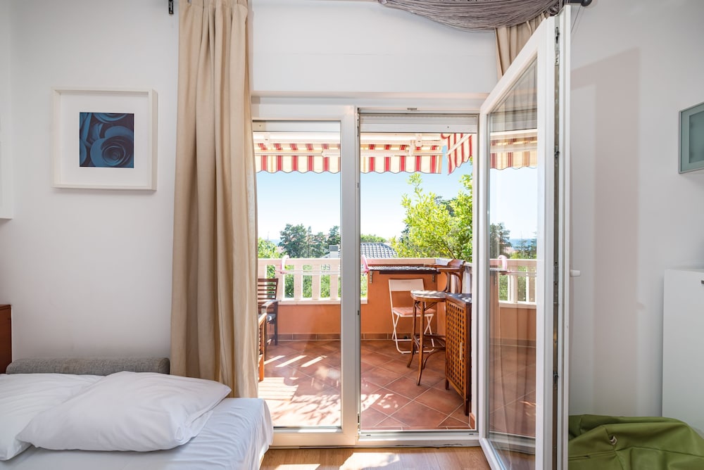 Mirella Cosy Apartment With Two Bedrooms view 5