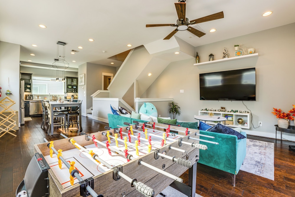 2 Mi to Dtwn: Modern Houston Home w/ Private Patio