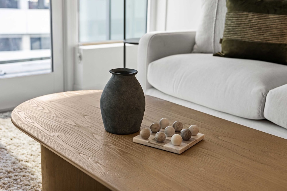 NEW Downtown Luxe King Suite Sauna Pool Access