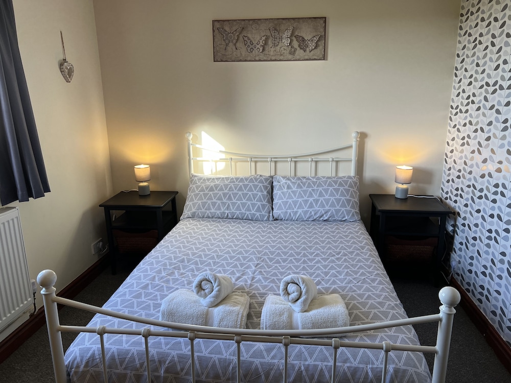 Detached Farmhouse 4 Bed/sleeps 9, Mountain Views! view 2