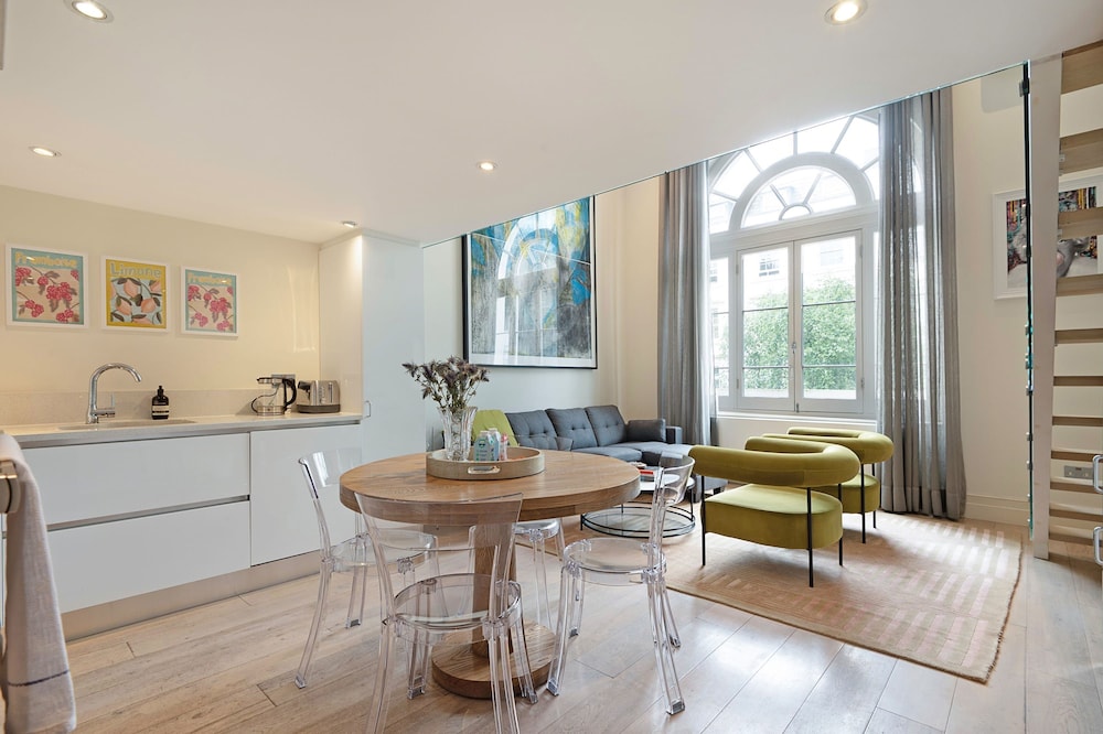 The Artists Hideaway-2 bed Mezzanine in Paddington - by Out of Office Lifestyle