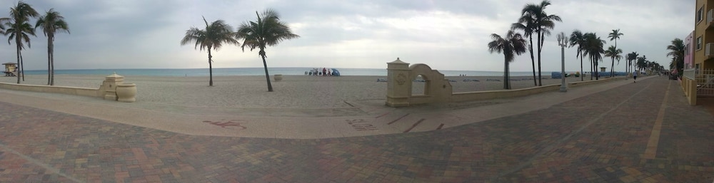Hollywood Beach Resort- Stylish Large Studio