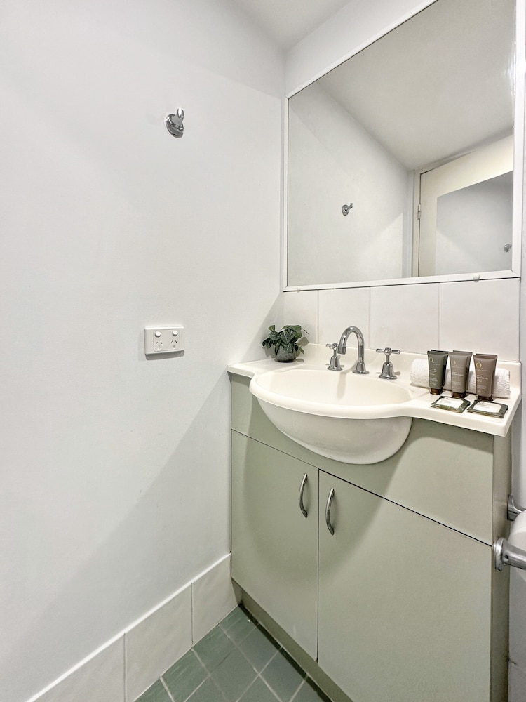 Brisbane Apt Near Dining, Shops and River Walks