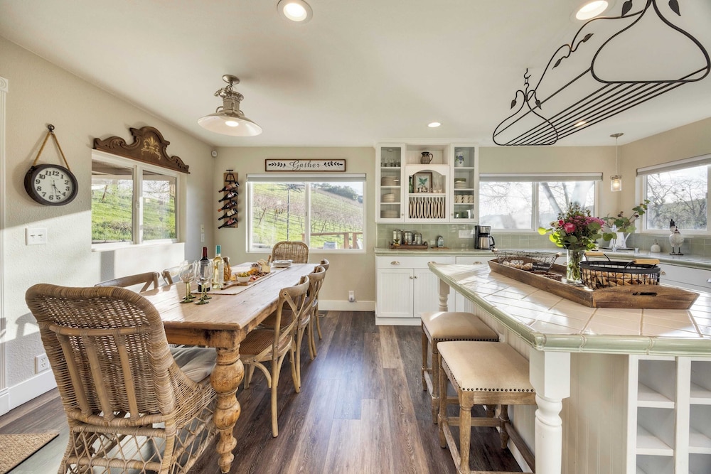 Luxury Wine Country Haven + Vineyard Views Near Top Wineries Adelaida Farmhouse
