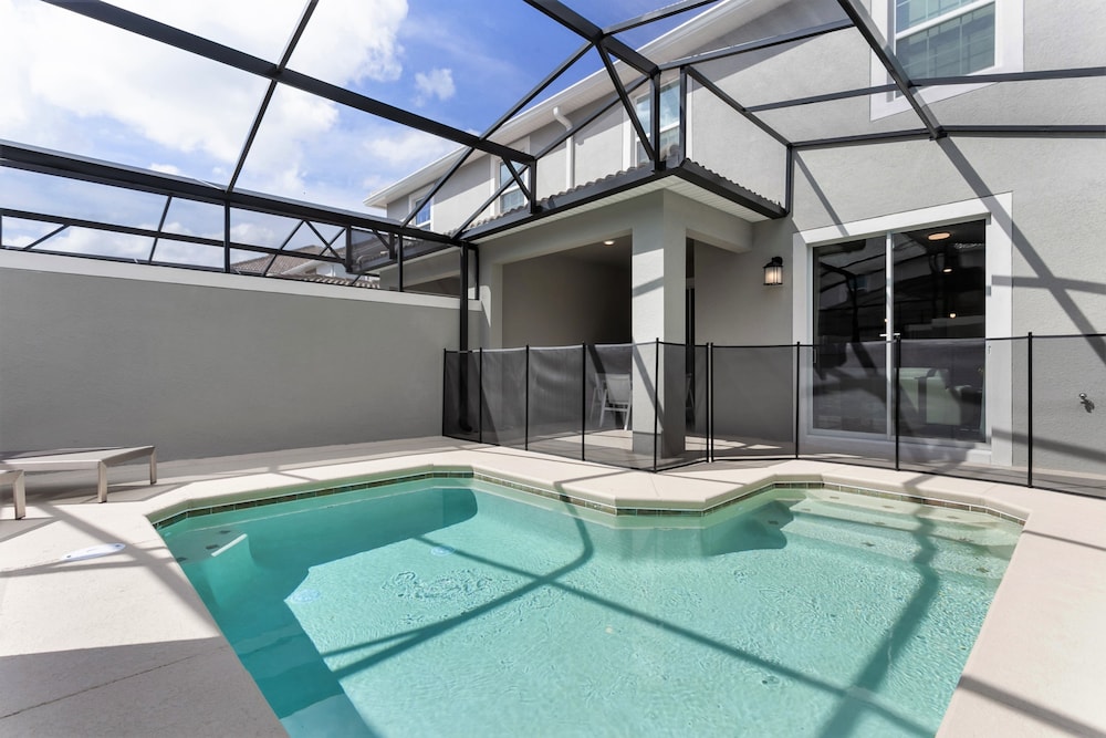 4bed 3Ba Storey Lake Home w. Pool view 5