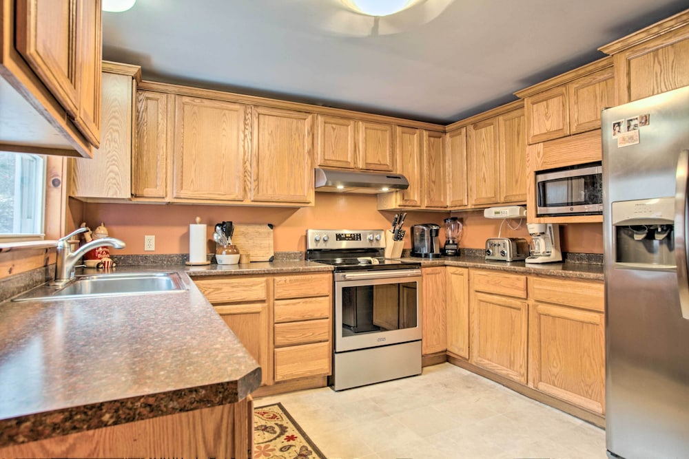 Spacious Bethlehem Mountaintop Home w/ Deck & View