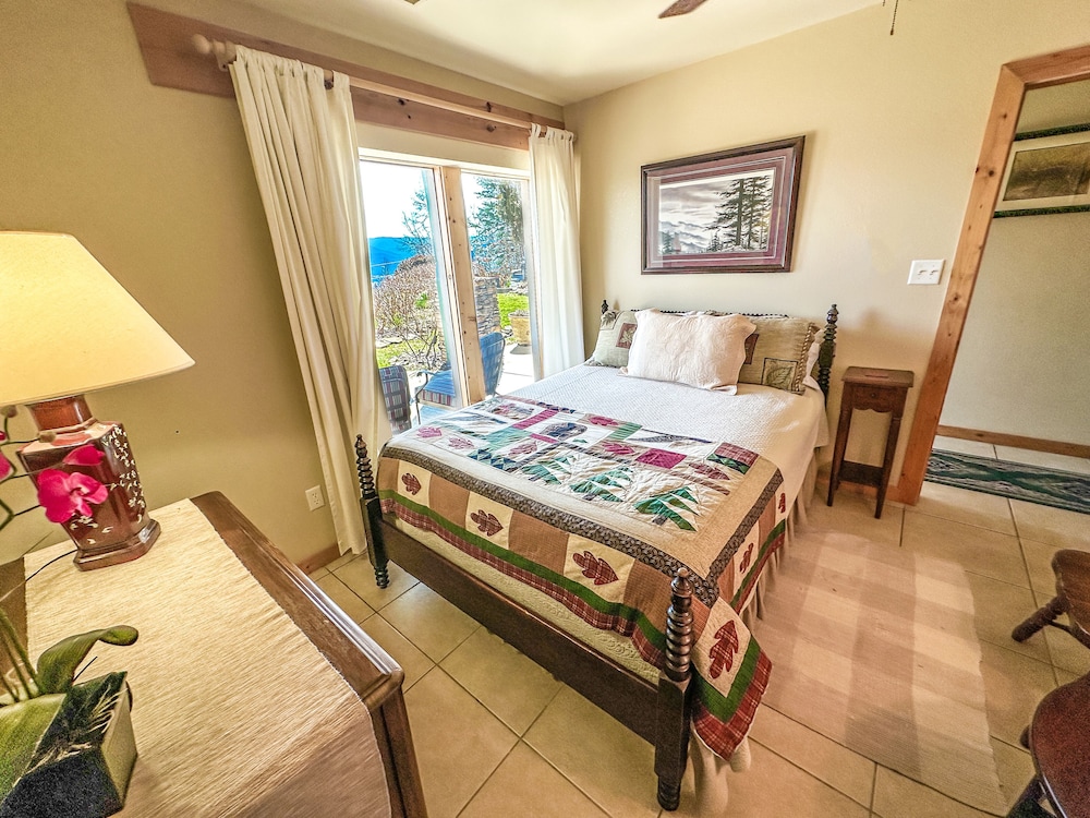 Tanasi Lodge - Weddings - Retreats - Gathering view 5