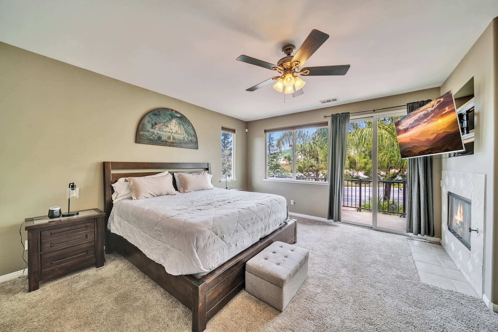 Spacious Golf Course Retreat - w/ Modern Kitchen