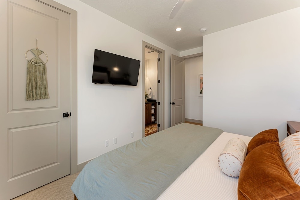 Country Is Cool Again 5 Bedroom Townhouse