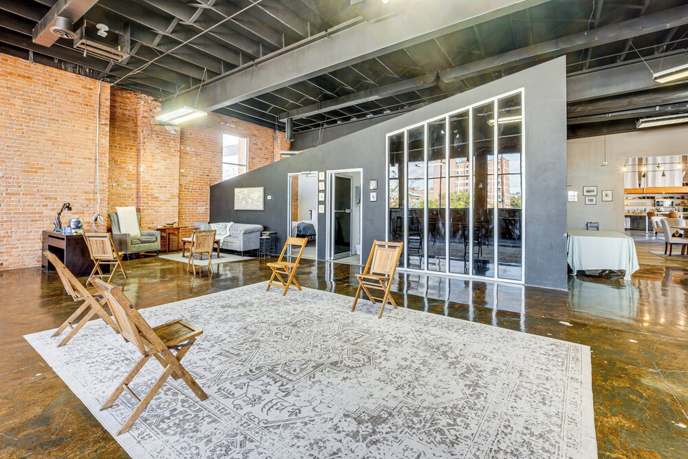 Walk to Huntington Center: 5,000-sq-ft Dtwn Apt