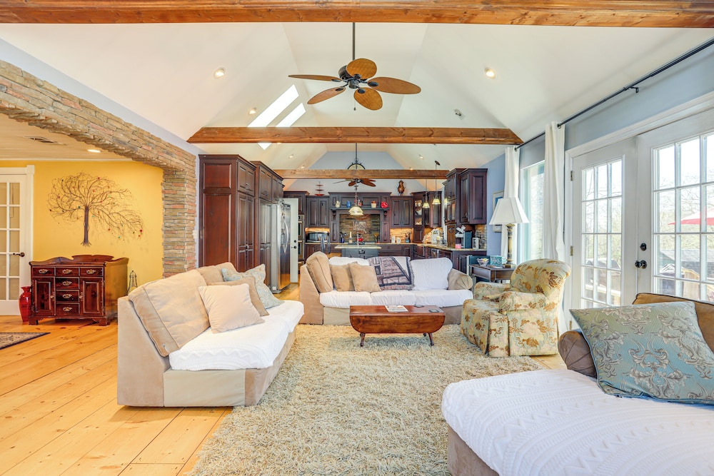 Large Deck: Luxe 6-acre Retreat in Dahlonega!