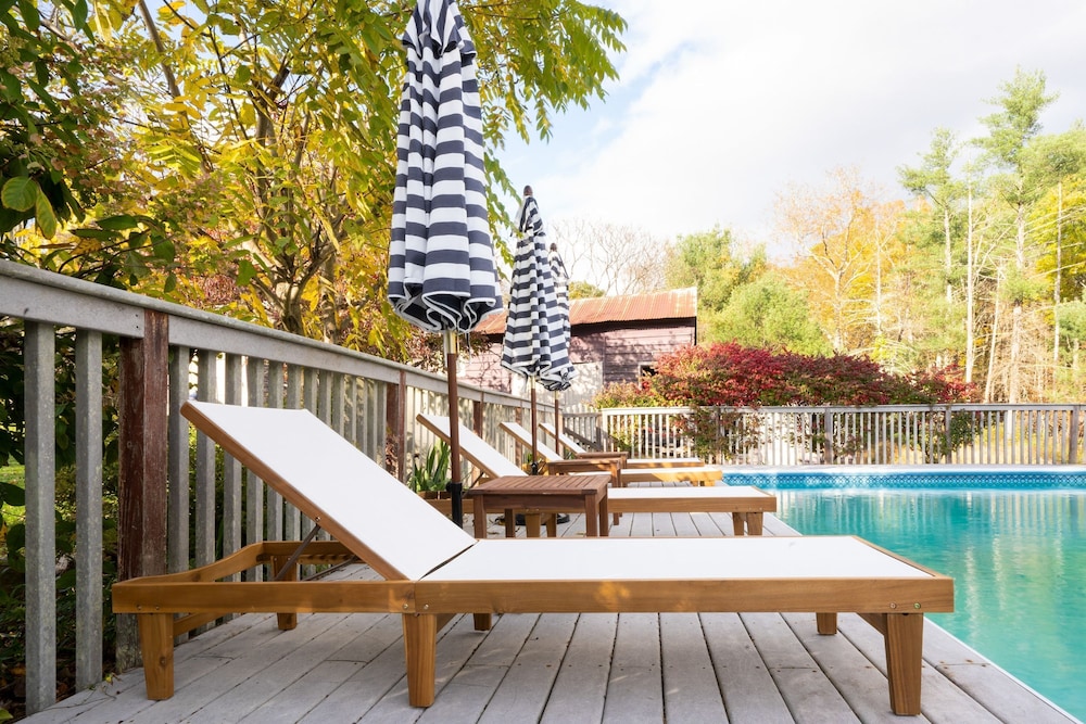 Cortland by Avantstay Charming Heritage Estate w Private Lake Pool