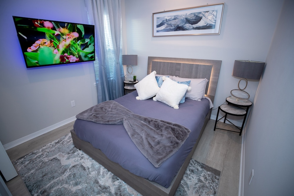 Newly Constructed Modern Pet Friendly Zen Home W/ Private Home Theater & Hot Tub! 1 Bedroom Home by RedAwning