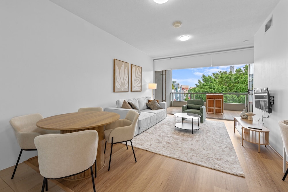 Modern Southbank Parklands Apartment Retreat