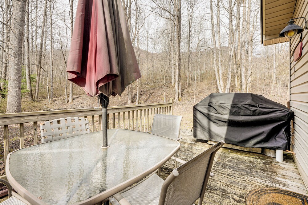 7 Mi to Lake Chatuge: Creekside Cabin w/ Decks!