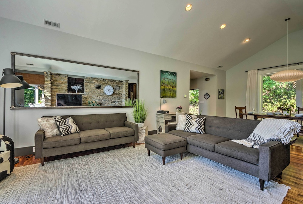 Luxury Lodge on 45 Acres: Patio, Deck & Views!