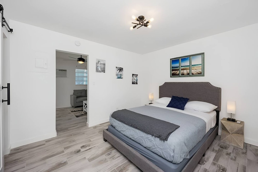 Luna Beach House in Hollywood