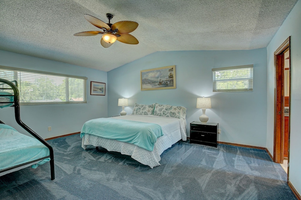 Spacious 4 3 Retreat- Heated Pool-playroom