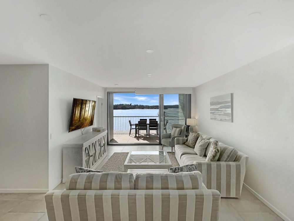 Elegantly Spacious 3-bed Unit Overlooking the Bay