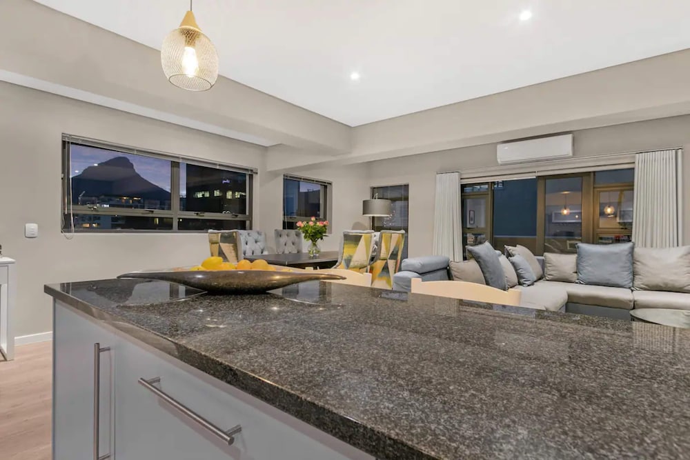 2 BD Penthouse in the Heart of the Mother City view 5