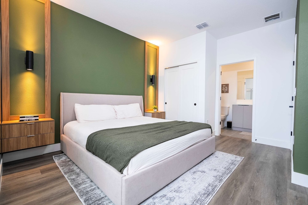 Modern 4BR Retreat Mickey Harry Potter Rooms