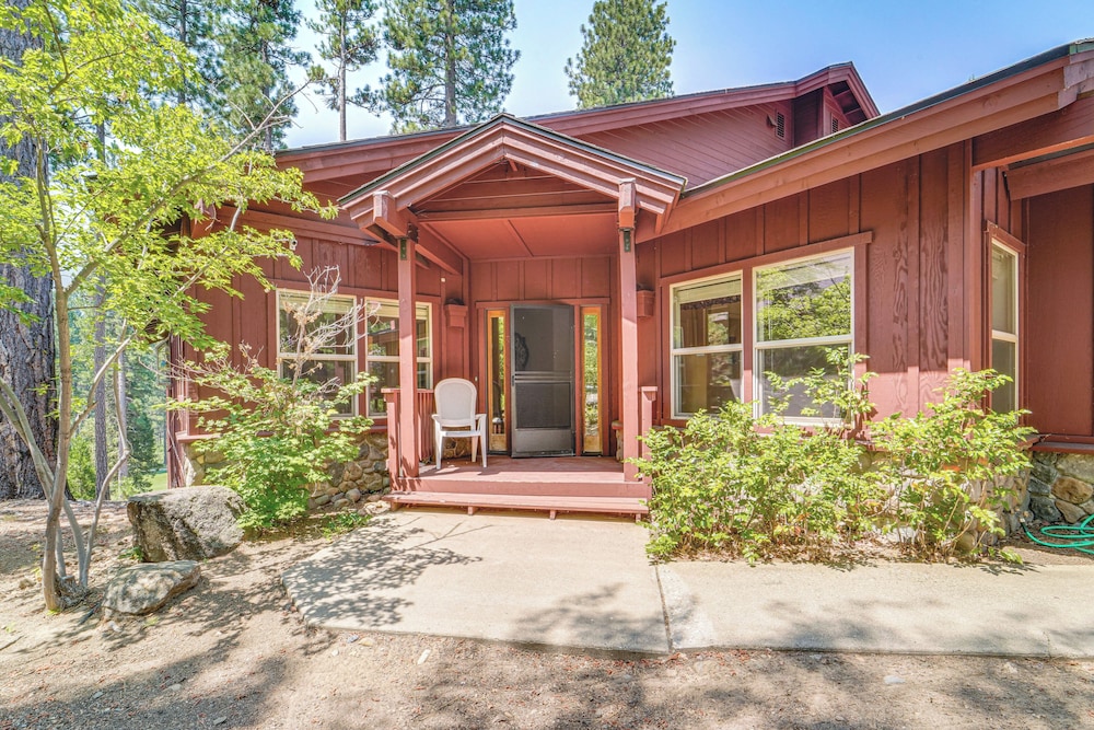Golf & Mountain Views - Retreat in Clio