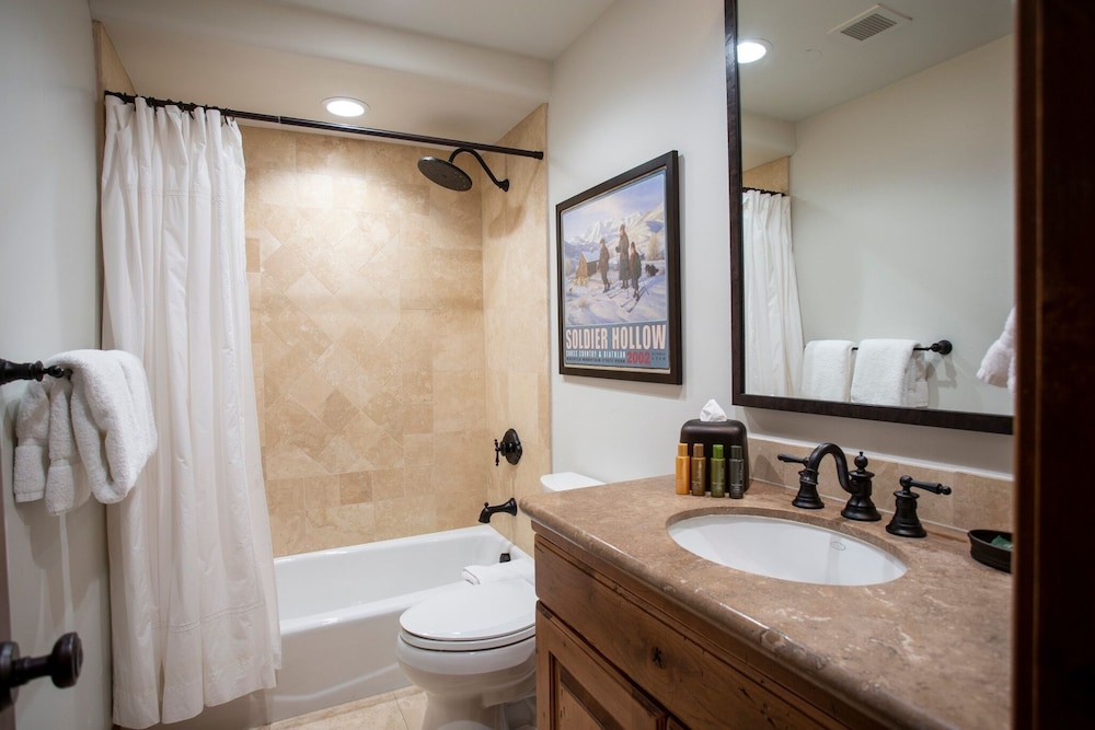 Grand Lodge - 3-Bedroom Deluxe #408 - Ski-in/out 3 Condo