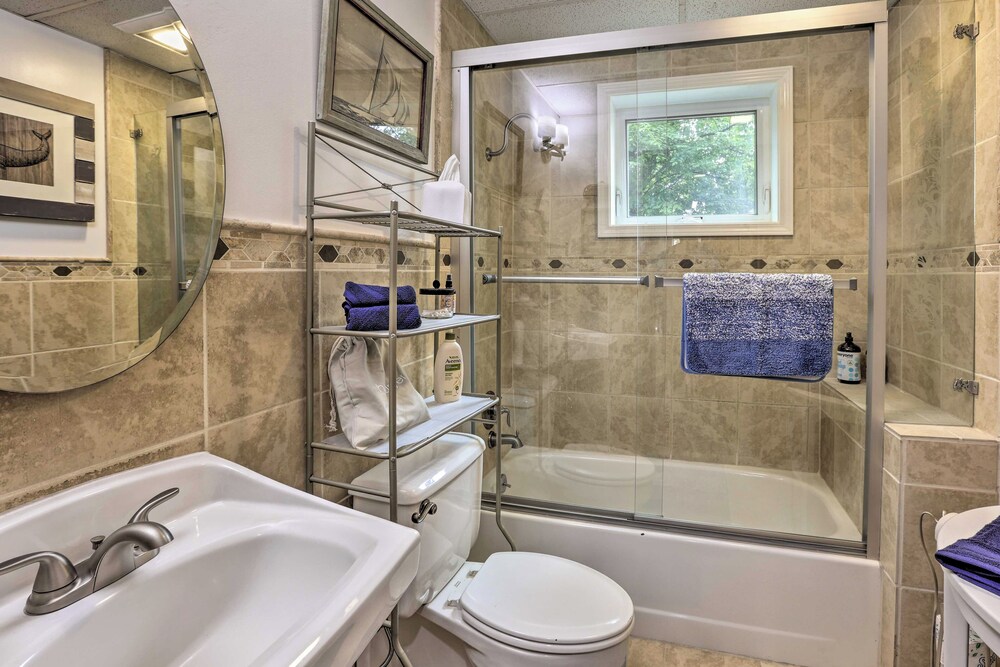 Vibrant 3BR Near Downtown w/ Fireplaces