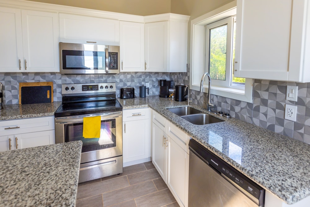 Seas The Day - Brand New Villa W/ocean View, Walk To Rainbow Bea 3 Bedroom Home