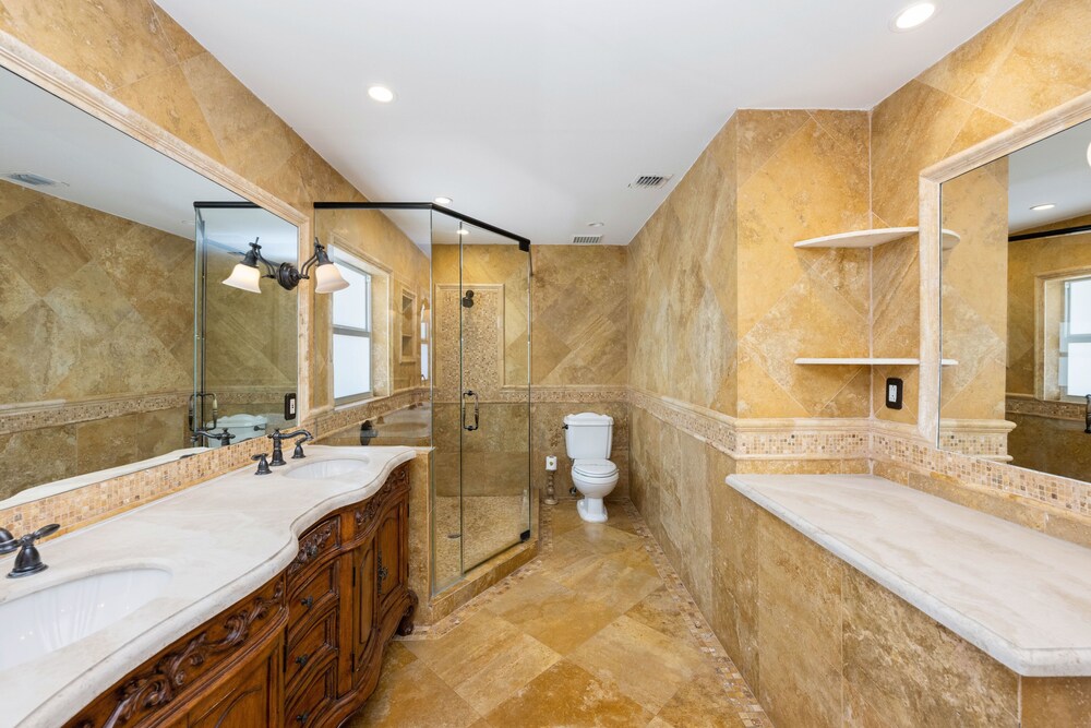 Multi-million Dollar Waterfront Villa 4 Bedroom Villa by RedAwning - Image 5