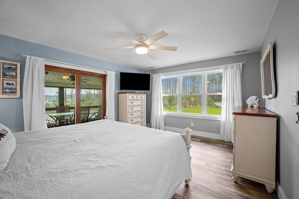 Water's Edge Retreat 3 Bedroom Home by RedAwning