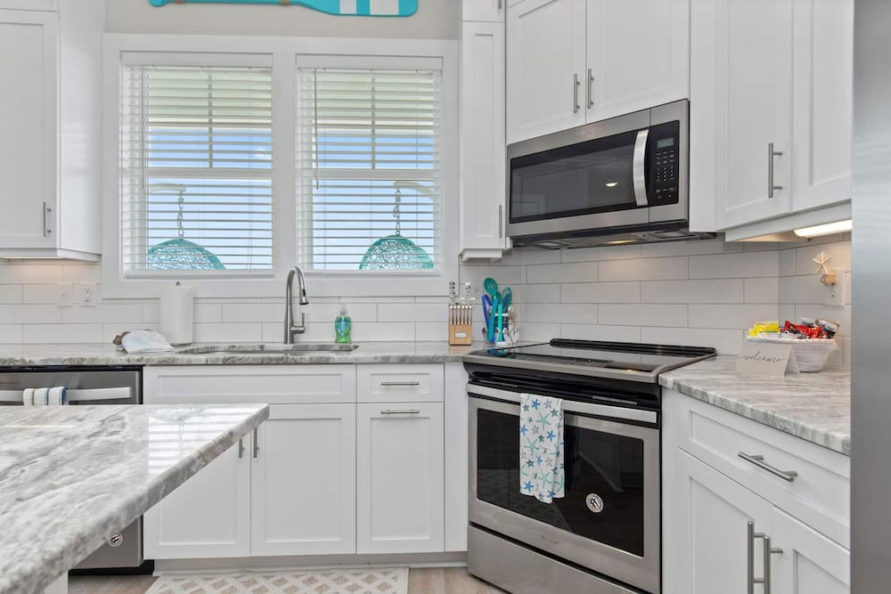 Luxury Beach Condo 5 Min Walk to Beach Shops