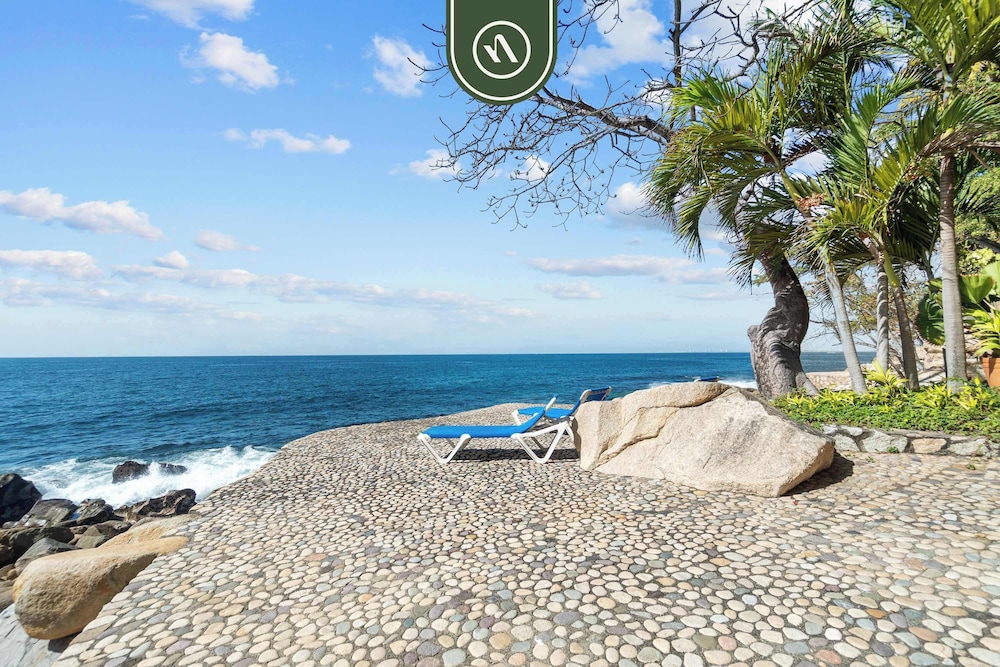 Oceanfront 2 BR Condo With Spectacular View - Pool