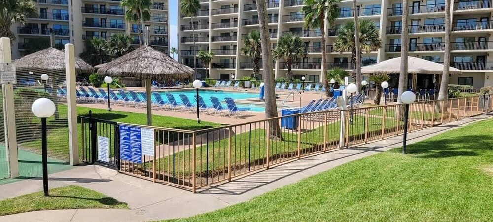 Saida Beachfront Luxe Condo Two Heated Pools 2 Bedroom Condo