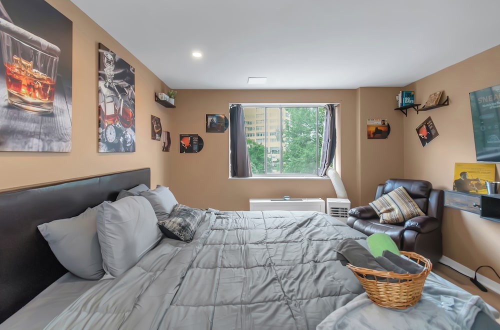 Lux 2BR Condo w/ King Beds DTWN