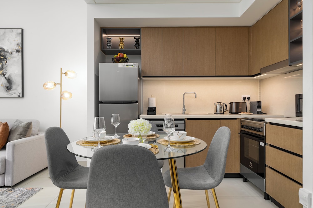 Delujo Stays – Burj Crown Collection