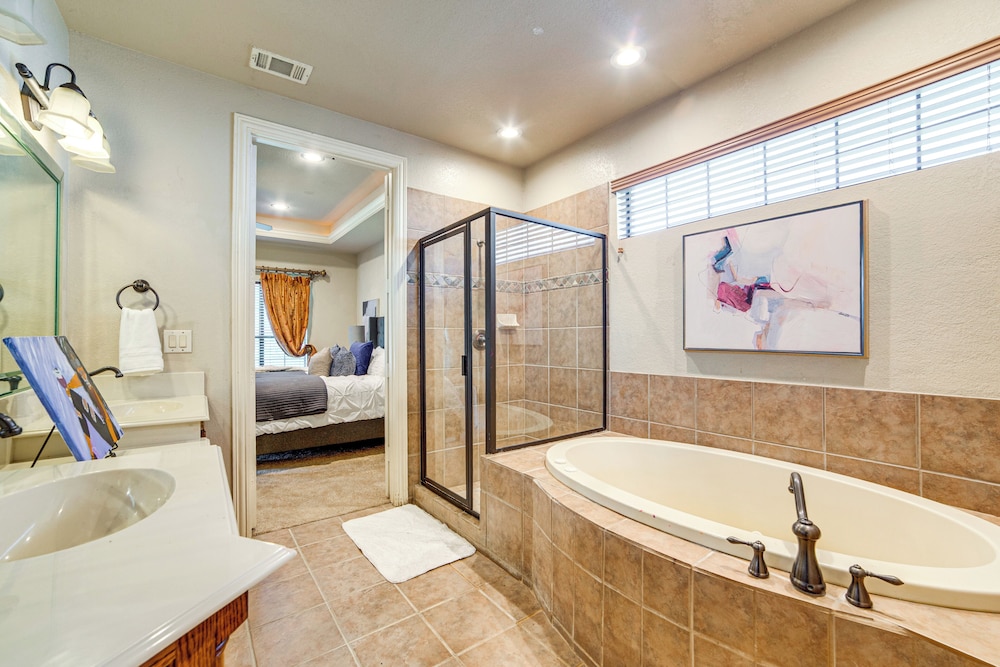 Spacious Texas Retreat w/ Community Pool