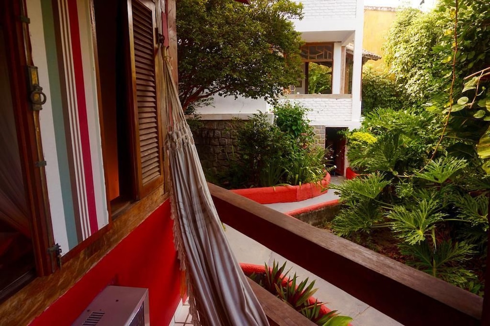 Novos Baianos Hostel e Suites