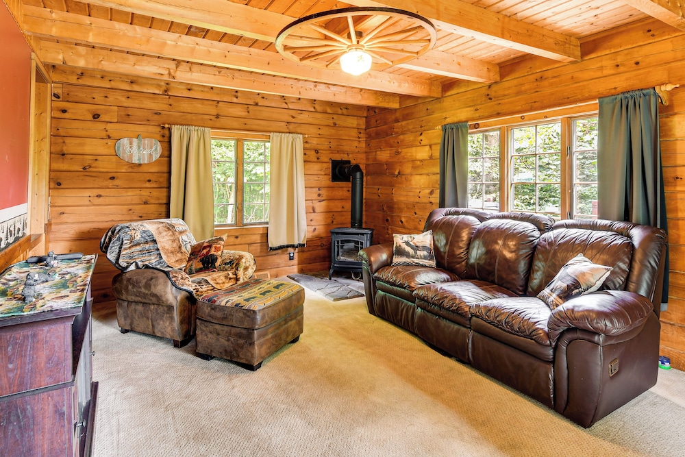 Private Hannibal Cabin With Sauna & Hot Tub!