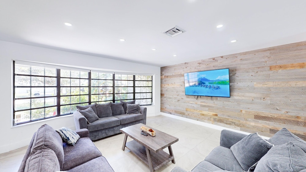 Villa Shapira 6BR Luxurious Designer Home With Heated Pool