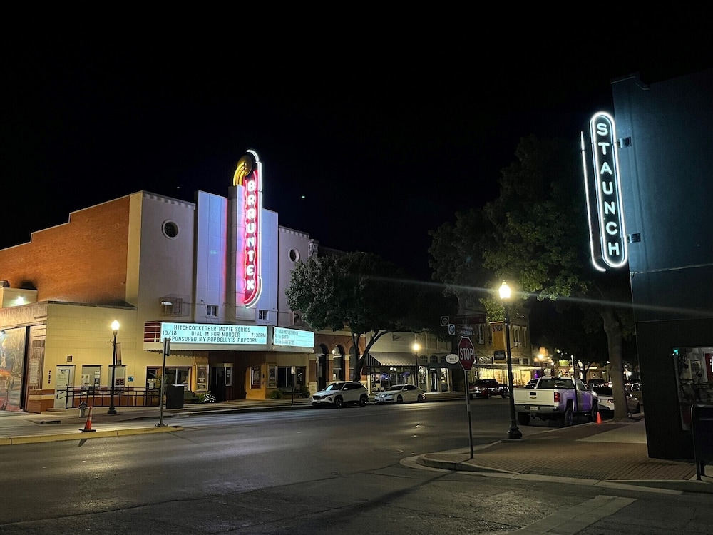 Tolle Haus: W/pool & Firepit-walk to Schlitterbahn, Comal Chutes & Downtown!