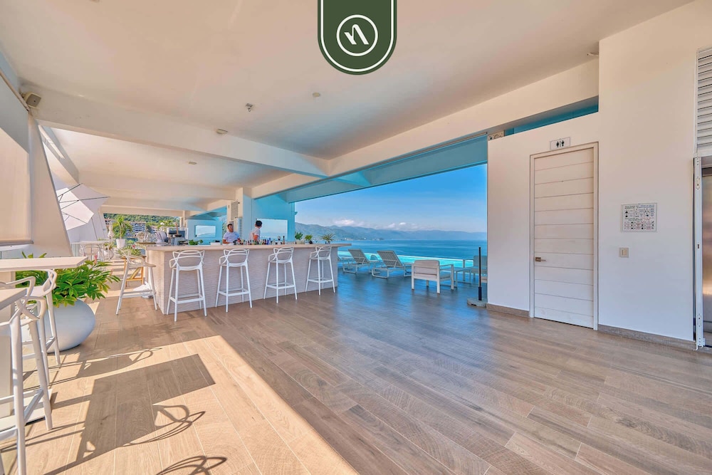 Oceanview Luxury Condo - Private Beach - Rooftpop