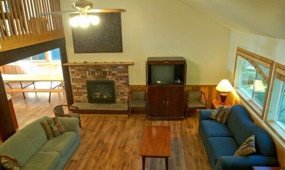 Mt Baker Lodging Cabin 3 Sleeps 26 view 4